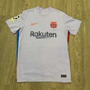 FC BARCELONA T-SHIRT (Lila) - Storlek M Nyskick 