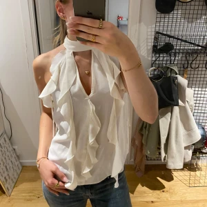 Blus  - Hejsan, säljer denna sjuuukt snygga crémefärgade blus från Zara. Men den kommer inte till användning för mig tyvärr, nypriset låg omkring 349 men pris går alltid att diskutera!❤️