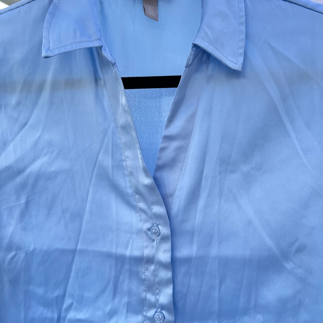 Blå skjorta i satin - 1