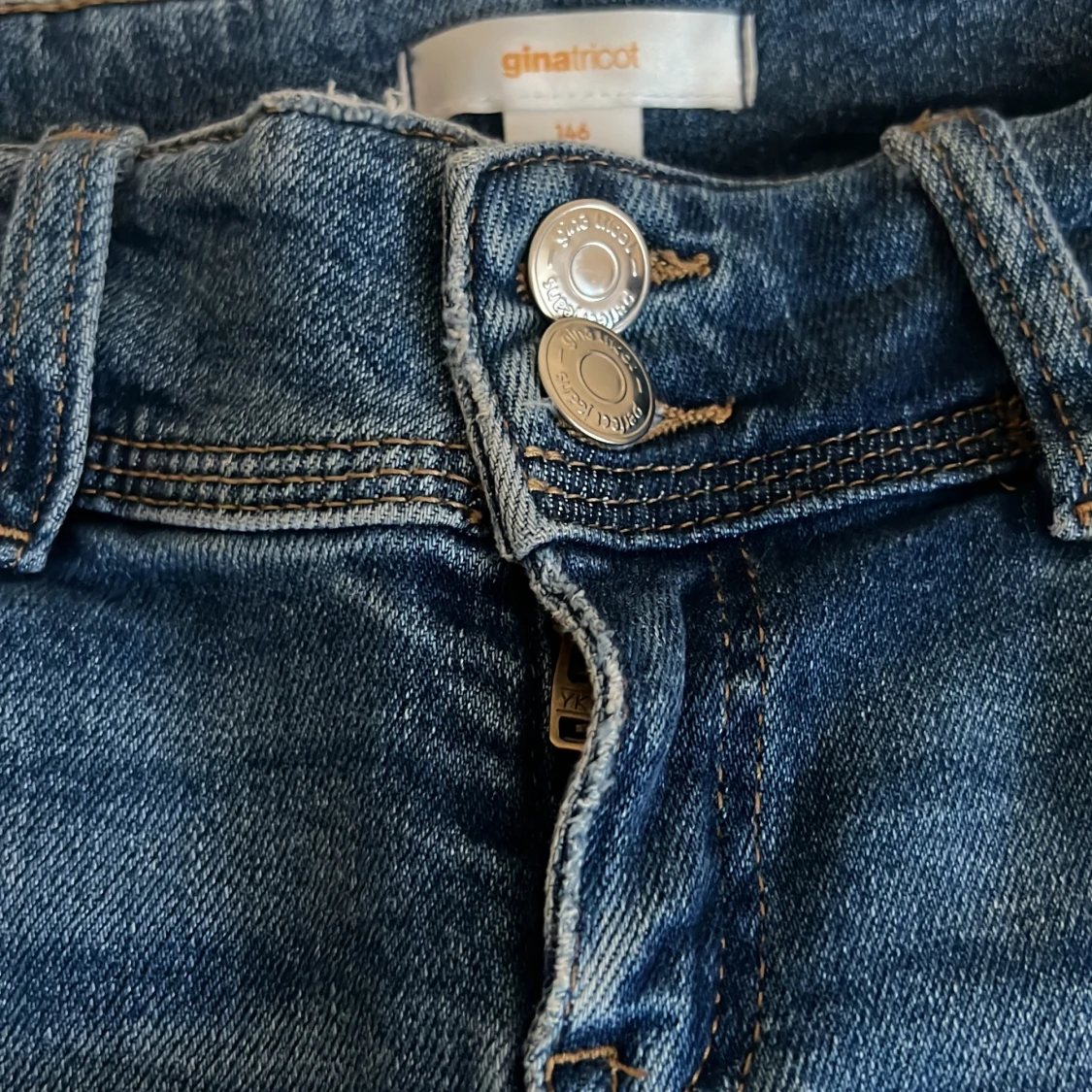 Blå jeans från Gina Tricot - 91