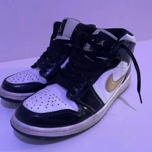 Jordans  - Säljer jordans som jag har haft i 2 år nu. Dom är ganska slitna (se bilder) sulan i vänstra dojan är borta men det är bara att lägga in sula från en annan skor. Annars är skorna fina men lite smutsiga kan tvätta dom om det önskas. Pris kan diskuteras