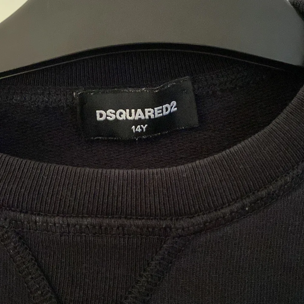 En dsquared2 sweatshirt med storleken 14y sitter som en xs. Tröjor & Koftor.