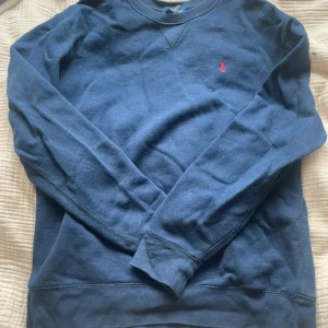 Ralph lauren tröja - Säljer då jag aldrig använder längre. Köpte då tanken va att jag skulle ha de som en pyjamas tröja så därför är strlken xl men skulle säga att det är strlk m❤️ Dom är små i storleken💓