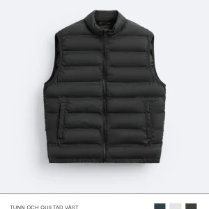 Svart quiltad väst från Zara - Säljer en svart quiltad väst från Zara i storlek S. Västen är i nyskick! Ny pris: 379kr