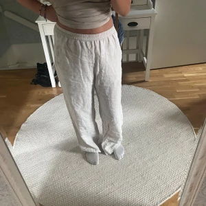 Linnebyxor - Dovt vita Linnebyxor från Lindex modell ”Bella” strl L/40. Fint skick! 