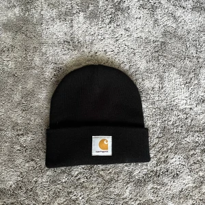 Svart Carhartt mössa - Mössan är använd kanske 5 gånger men har däremot inga tecken på någon användning. Meddela vid fler frågor!
