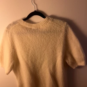 Dagmar stickad tröja - Fick i present, aldrig använd men liten fläck på framsidan, som var där när jag fick den. Går säkert och tvätta men har aldrig testat.