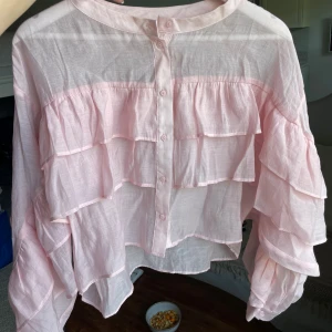 Rosa blus med volanger💕 - Jättecool rosa blus, med volanger längs framsidan och ut min ärmarna✨