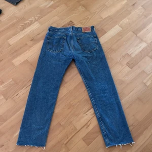 Levis 505  - Bra skick, nästan helt nya men avklippta längst ner för bättre passform för mig