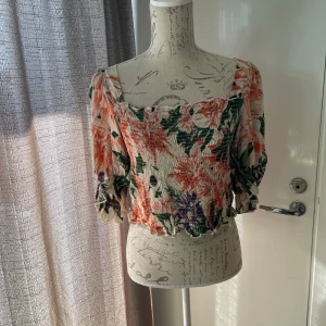 Blus - Blus från H&M i stl M. 100% viskos.