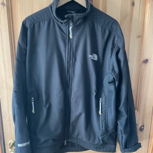 North face fleece jacka  - Skit fett fleece jacka från the north face liten defekt i blixt låsen men det är inget problem  Den är st L men passar m mycket bättre