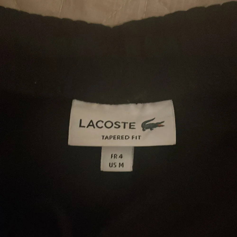 Ett hyfsat nytt Lacoste kit från johnells som inte är så använt, har ett märke på hoodien innanför som man inte märker Inköpspris 3000kr Säljs för 500 kr Pris kan diskuteras. Hoodies.