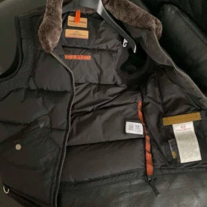 Pjs masterpiece väst - Pris Prutat o klart.   Pjs väst masterpice sällsynt kollektion från Parajumpers. En av dem få sista exemplaren med päls på kragen som inte säljs längre. Har använts fåtal gånger och använts omtänksamt.  Pris Prutat o klart. 