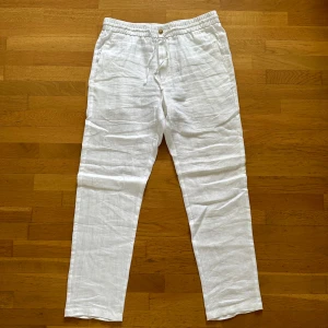 Vita Skagen Clothing linnebyxor - Vita Skagen Clothing linnebyxor, 100% linne, rak passform, storlek L, nytt skick använda enstaka gånger 