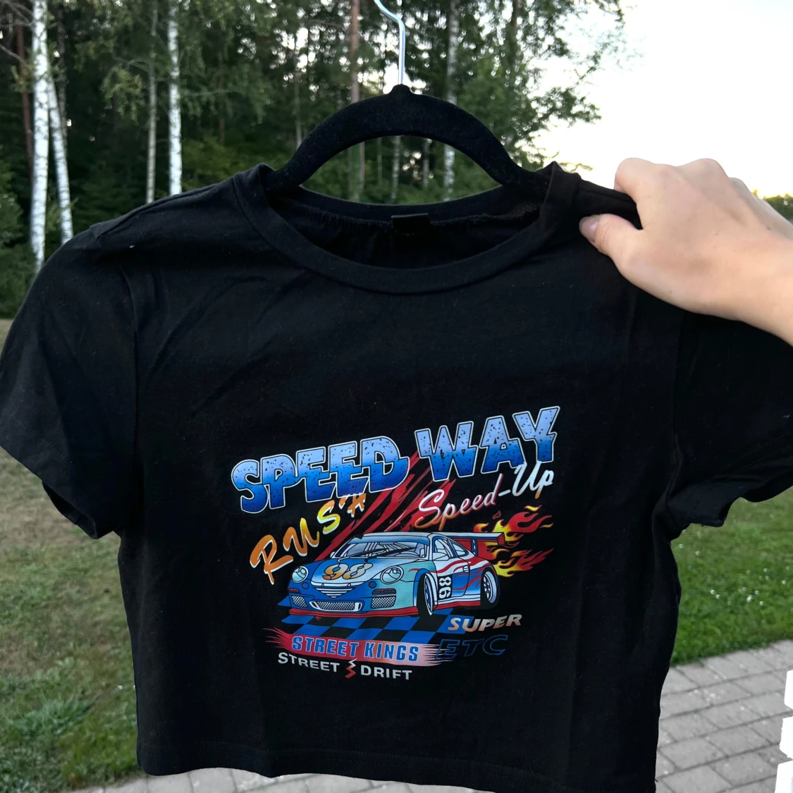Croppad svart T-shirt  - 93