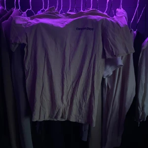 T-shirt - Mycket snygg t-shirt med stort tryck i bak och liten text i fram. Prutning vid snabb affär