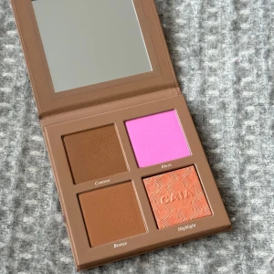 Caia Classy Summer - Säljer paletten Classy Summer från Caia, endast testad. Tyvärr för mörk för mig ❤️