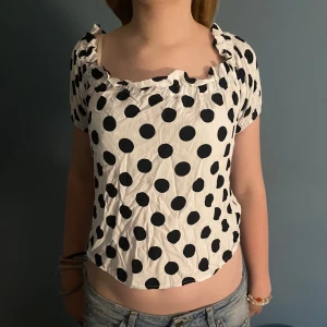 Prickig topp💓 - Så söt prickig topp. Off shoulder💞💞