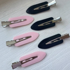 Hårklämmor - 6st rosa och svarta hårklämmor, har några själv men behöver inte alla därför jag säljer dessa. Håller uppe håret bra när man sminkar sig🌸