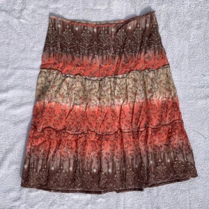 Midikjol - Så söt midikjol som tyvärr är för stor på mig. Riktig fairy core vibe🧚🏼‍♀️ Sitter nog skitsnyggt lågmidjat på någon med M/L☺️ Har en dragkedja på sidan. Tunnt och luftigt material och fina höstiga färger. 🧡🤎