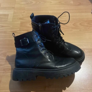 Svarta boots - Använda fåtal gånger men väldigt sköna, skriv för fler bilder