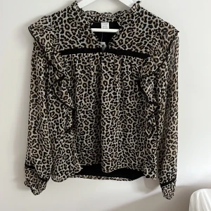 Leopard blus - Superfin aldrig använd leopard blus. Prislappen sitter kvar