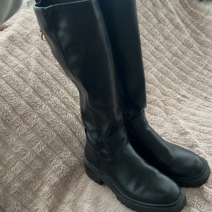 Höga boots - Sköna boots perfekt för hösten. Använt en gång, storlek 38. Köpta för 950 ett år sedan. Vaderna är 20 cm diameter när dragkedjan är stängd. 