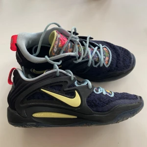 KD 15 - Hej! Säljer dessa KD 15 basketskor då jag slutat spela basket. Dem är riktigt sköna och har mycket bra grepp. 8/10 skick (bara märken från naturlig användning 🔥