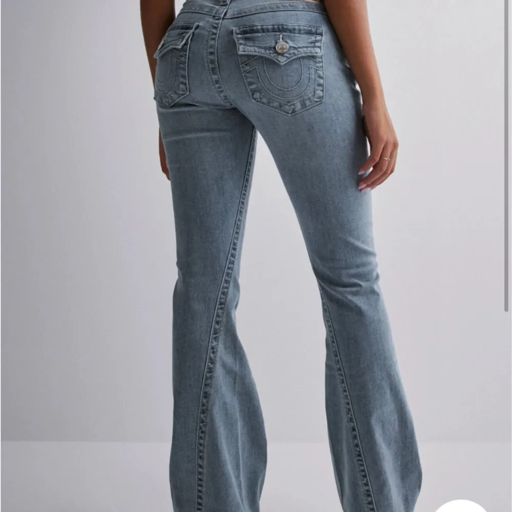 Säljer dessa jeans från true religion med riktigt snygga detaljer. Aldrig använda bara testade då de var ganska långa på mig som är 168cm.🌟 Prislapp inte kvar dock. Storlek W25 Ord. Pris 1199kr Mitt pris 899kr. Jeans & Byxor.