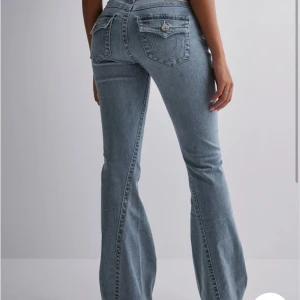 True Religion jeans - Säljer dessa jeans från true religion med riktigt snygga detaljer. Aldrig använda bara testade då de var ganska långa på mig som är 168cm.🌟 Prislapp inte kvar dock. Storlek W25 Ord. Pris 1199kr Mitt pris 899kr