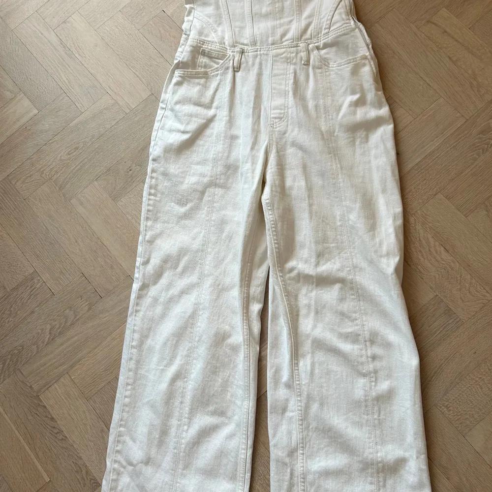 Snygg vit bandeau jumpsuit ifrån Zara. Strl M. Dragkedja bytt så det är nu en ordentlig och tålig dragkedja. Jumpsuiten i sig är rejäl i kvalite. Bara att skriva för mer information och pris går såklart att diskutera🥰. Övrigt.