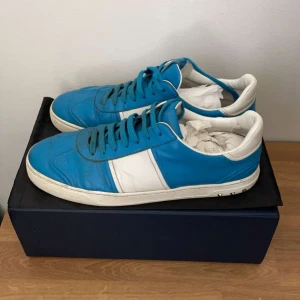 Valentino Flycrews - Ett pae ljusblåa Valentino flycrews i 8/10 skick. Dom är givetvis äkta men inget Og ingår, priset är inte hugget i sten!💯