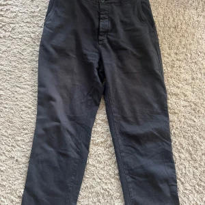 HOPE chinos - Hope chinos i washed black, nypris 1600kr.  Storlek 46 men stora och sitter mer som en 48/50.  Hälsningar//  Ludvig 