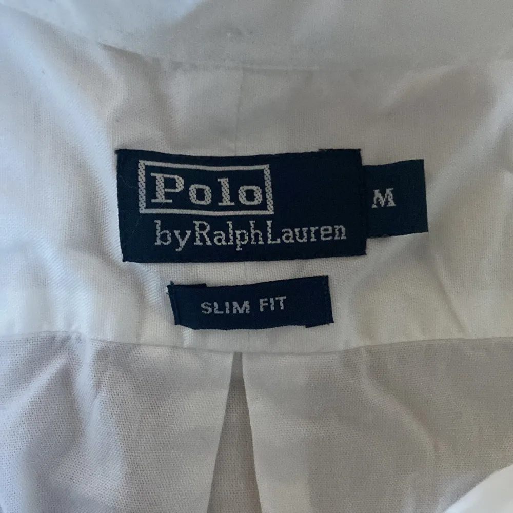 Vit ralph lauren skjorta orginalpriset är 1500 men just nu kör jag på 549. Skjortor.