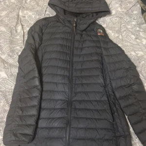 Parajumper jacka  - Dn parajumper jacka som är i storlek M och är u bra skick, har används 2 ggr och aldrig mer. Priset kan diskuteras 