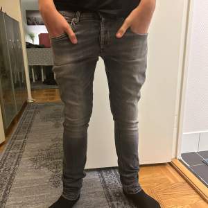 Säljer ett par grå jeans från Dondup . De är skinny fit och har en snygg, sliten look. Obs!Jeansen är Lagade se bild 5. Modellen är 175 cm och väger 68 kg.