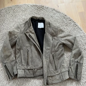 Höstjacka samsøe samsøe - Jag köpte denna på sellpy men den har inte kommit till någon användning. Den är i fint skick skulle jag säga 💗