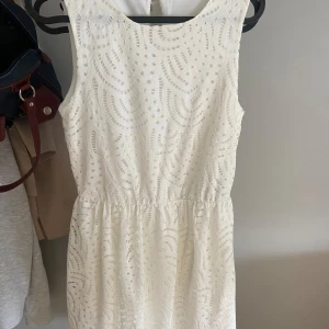 Vit klänning - Vit klänning med spets runt om från only  Aldrig använd, har lapp kvar 