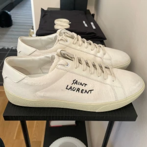 Saint laurent skor - Saint Laurent SL/06 Distressed i NYSKICK. 9/10, fetaste skorna just nu. Storlek 41,5, passar 42. Allt OG ingår: Box, 2 Dustbags, 4st extra skosnören och ett kort från Saint Laurent (Allting syns på sista bilden). DM för fler bilder.  Nypris: 7 000kr