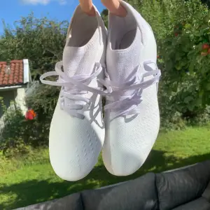 Säljer nu mina otroligt snygga Adidas predator!🔥✅ Skorna är helt vita i färgen och otroligt snygga men tyvärr för små för mig. Skorna är använda ett fåtal gånger men annars i bra skick!🙌😃 Bara att höra av sig vid minsta fundering!😁