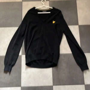 Lyle & scott tröja  - Säljer denna merinoullströja från Lule&scott, den är i riktigt bra skick och passar till den lite kallare säsongen. Skick 9/10 därav att det inte finns någon märkbar användning. Passar perfekt till en skjorta🍾✌️