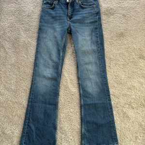 Jeans  - Säljer ett par bootcut jeans från Gina Young i storlek 152. Använda men fint skick. 
