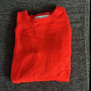 Röd finstickad tröja med gulddetaljer  - Röd finstickad tröja med gulddetaljer från zara använd fåtal gånger utan defekter❤️