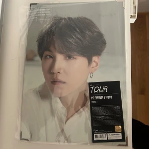 bts suga stor bild - från map of the soul tour merch. plast ”påsen” är nästan helt av, men annars är det inga stora skador