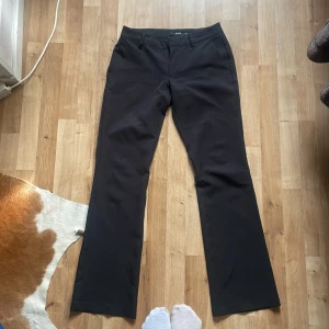 Kostymbyxor  - Säljer dessa kostymbyxorna ifrån bikbok jättefina men kommer inte till så mycket användning därför jag säljer de💓dem är även lågmidjade