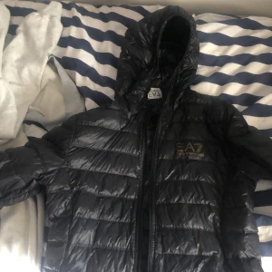 Armani Jacka  - En Armani jacka utan dragkedja har råkat göra sönder den. Nästan aldrig ansvällds bara några gånger under slutet av våren  Går att pruta 