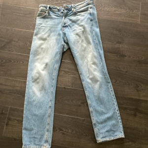 Jack and Jones jeans - Ett par blå Jack and Jones jeans av modellen Loose Chris i storlek 30/32, kan gå ner i pris vid snabb affär