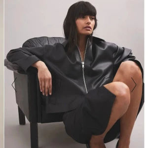 Jacka i PU med bred krage - Jacka från NAKD. Använd ett fåtal gånger.  Säljer pga kommer ej till användning. 