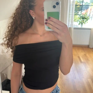 Svart offshoulder topp - Säljer en snygg svart offshoulder topp som är perfekt för både vardag och fest. Endast testad, inte använd. Prislappen sitter kvar.