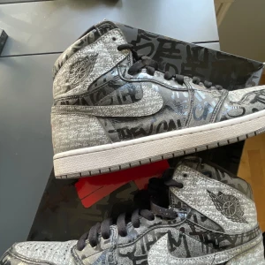 Jordan 1 ”Rebellionaire” storlek 44 - Väldigt bra skick, storlek 44, bara att fråga om fler bilder önskas 